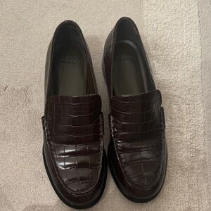 Women brown croc Vince loafer size 7 have been worn